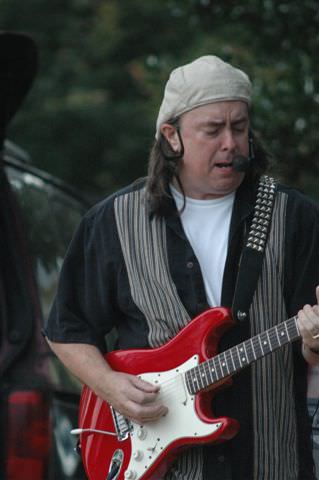 Marty McCray of the Kooltones performs at the Argay NA NNO 2007